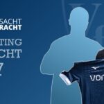 Dirk Dufner präsentiert das Trikot des VfL Bochum und einen nicht zu erkennenden Spieler für den Verein.