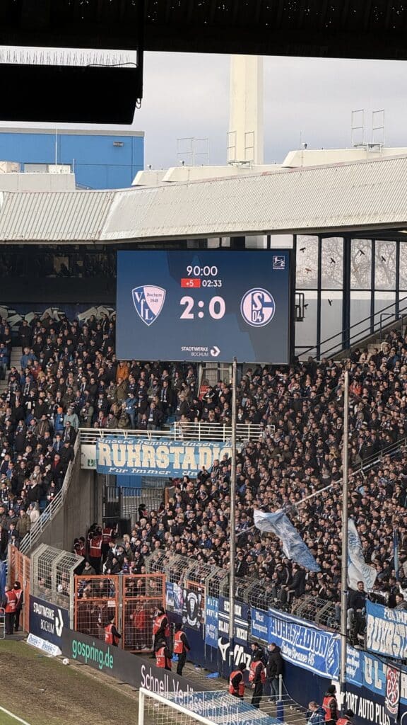 Bild der Anzeigetafel in der Nachspielzeit mit dem Ergebnis von 2:0