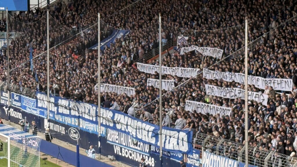 Bilder einer Choreo-Aktion des VfL Bochum mit "Dingen, bei den uns unwohl wird".